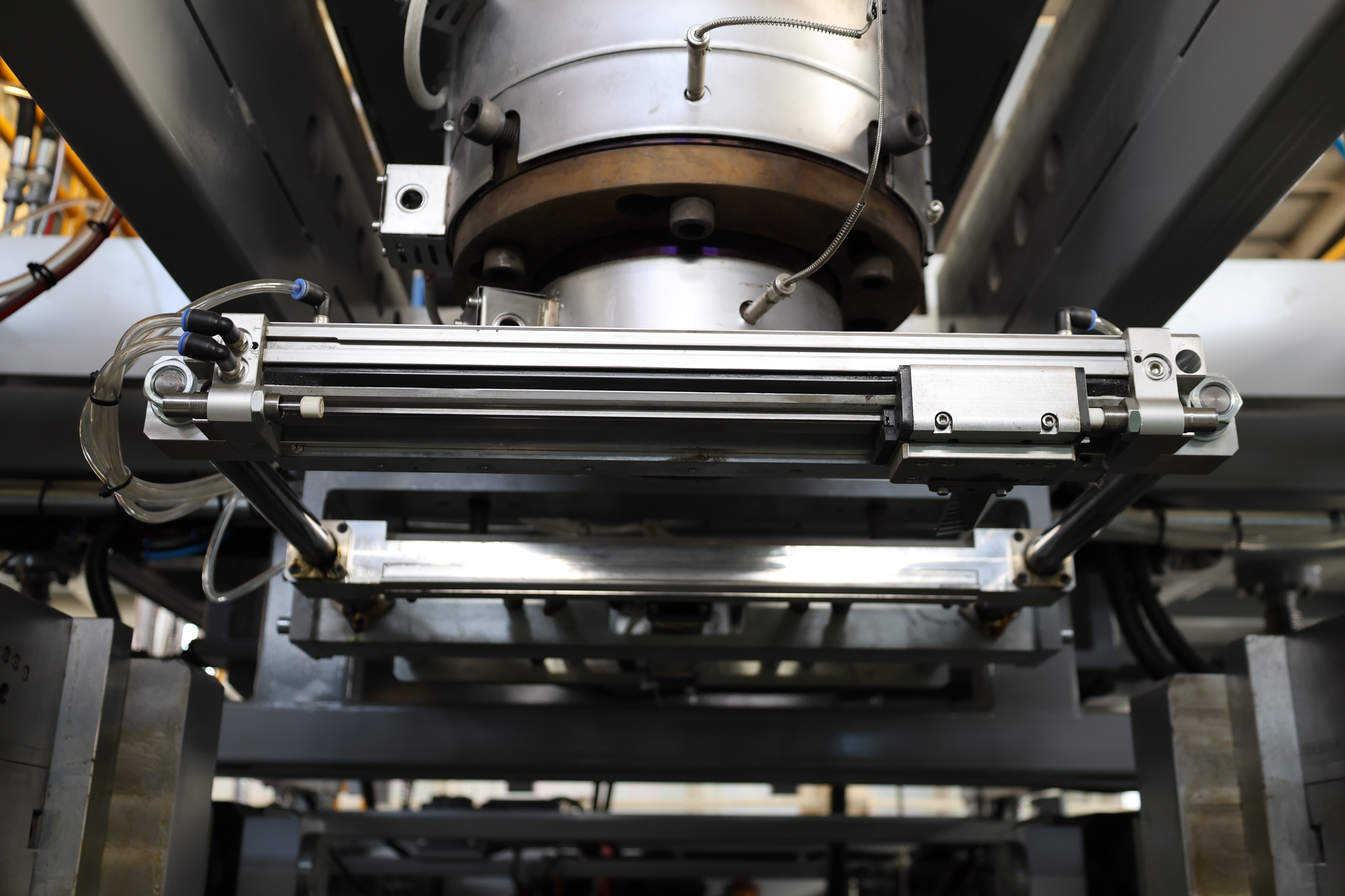 Dwustanowiskowa maszyna rozdmuchowa 30L do opakowań chemicznych 