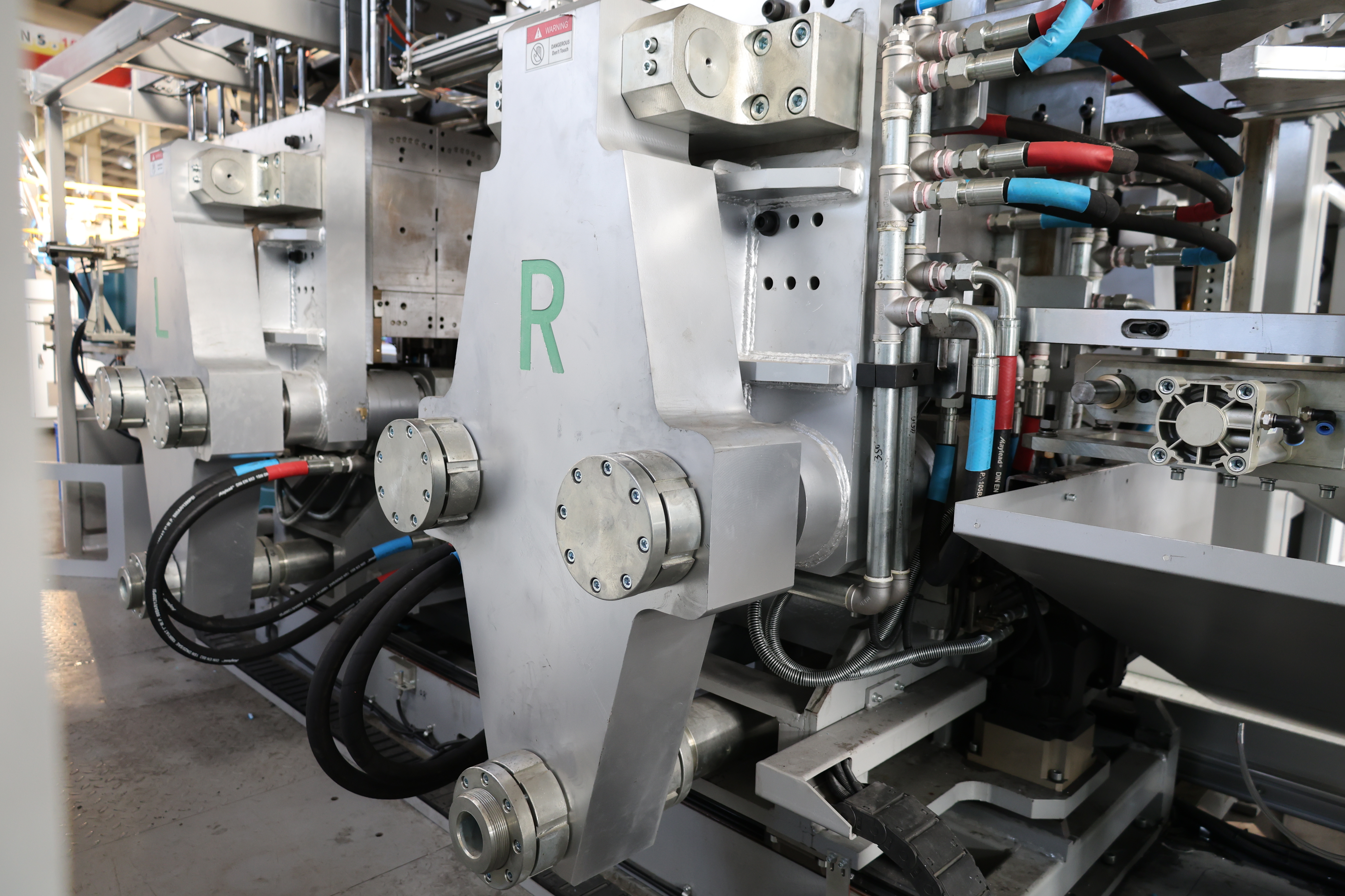 Dwustanowiskowa maszyna rozdmuchowa 30L do opakowań chemicznych 